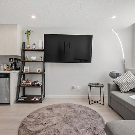 Cozy Rockland Park Unit+Parking Appartement YYC Buitenkant foto