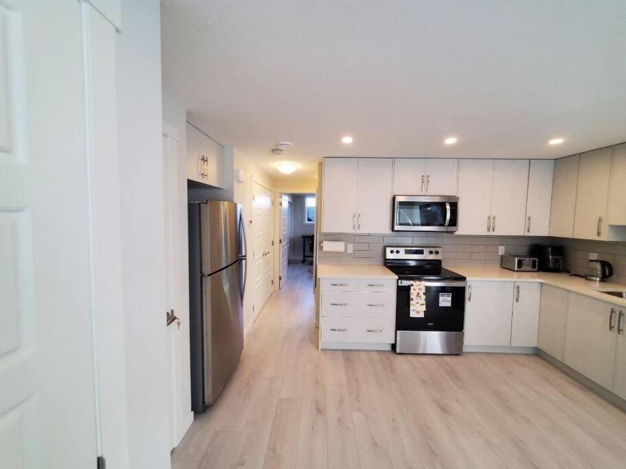 Cozy Rockland Park Unit+Parking Appartement YYC Buitenkant foto