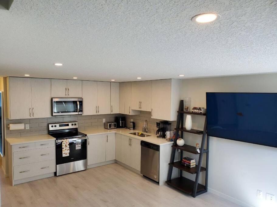 Cozy Rockland Park Unit+Parking Appartement YYC Buitenkant foto
