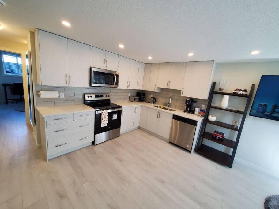 Cozy Rockland Park Unit+Parking Appartement YYC Buitenkant foto