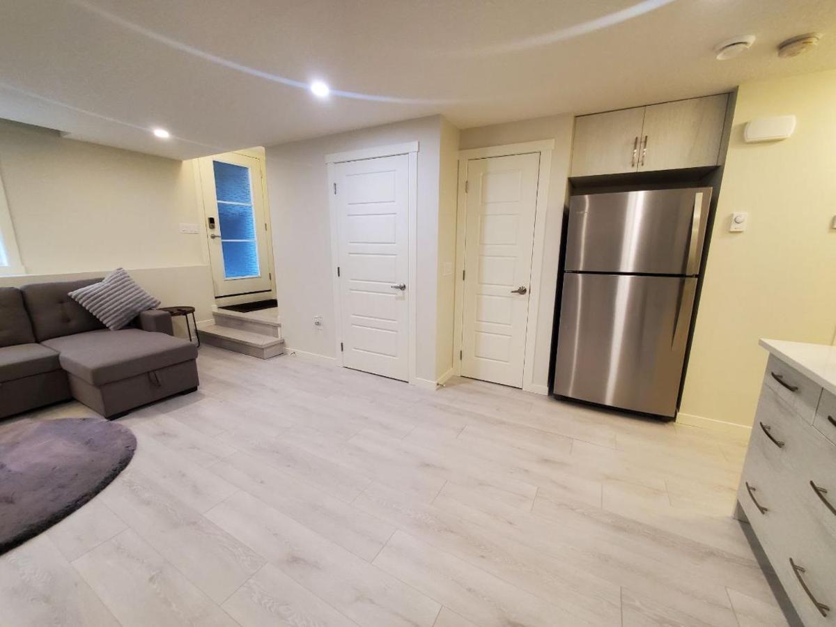 Cozy Rockland Park Unit+Parking Appartement YYC Buitenkant foto