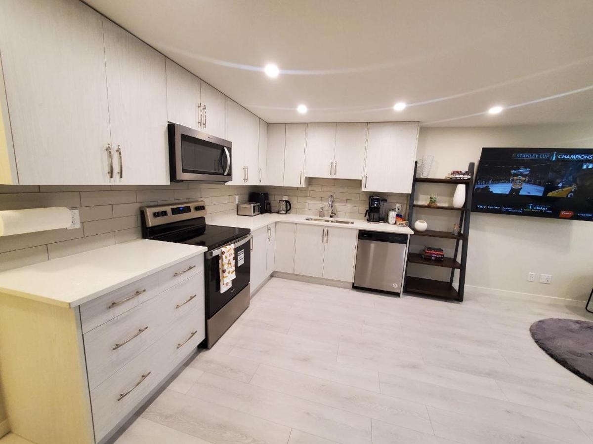 Cozy Rockland Park Unit+Parking Appartement YYC Buitenkant foto