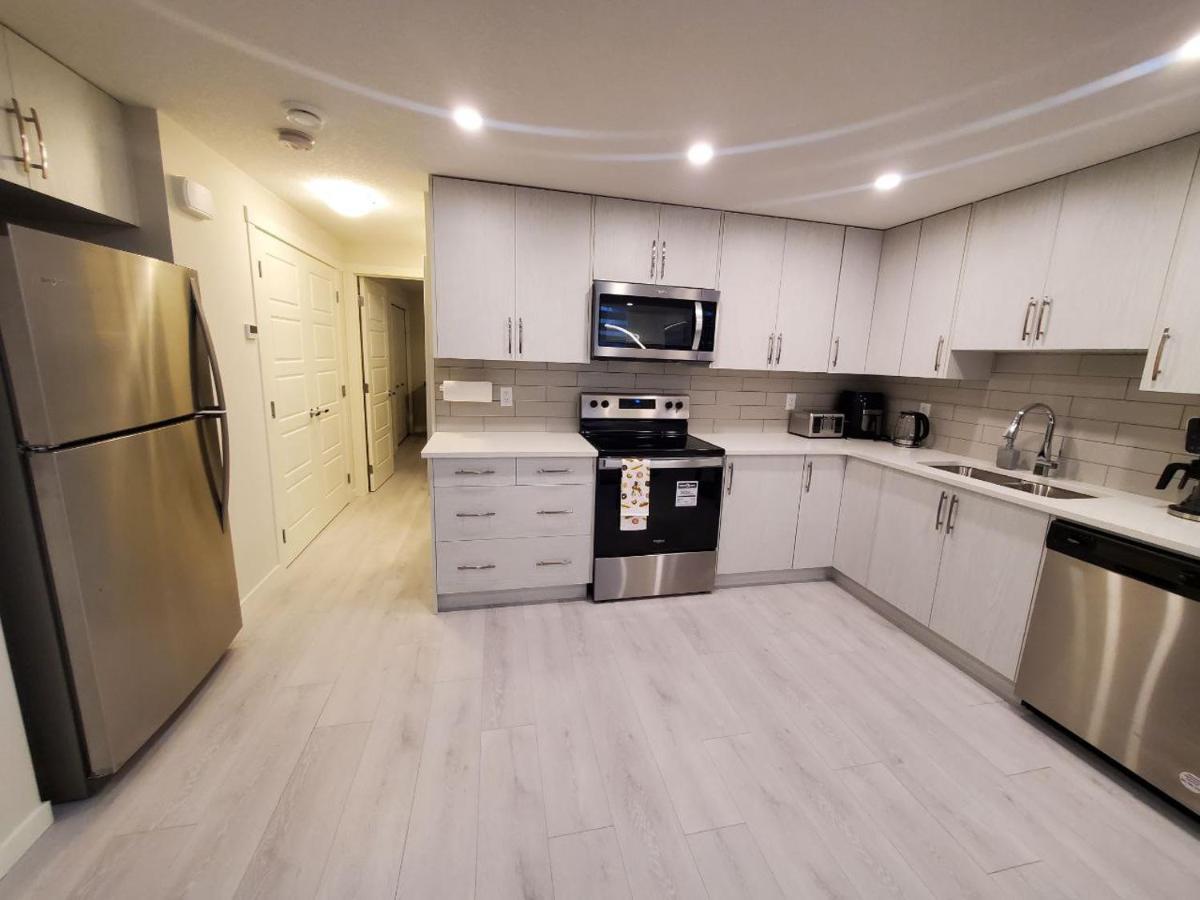 Cozy Rockland Park Unit+Parking Appartement YYC Buitenkant foto