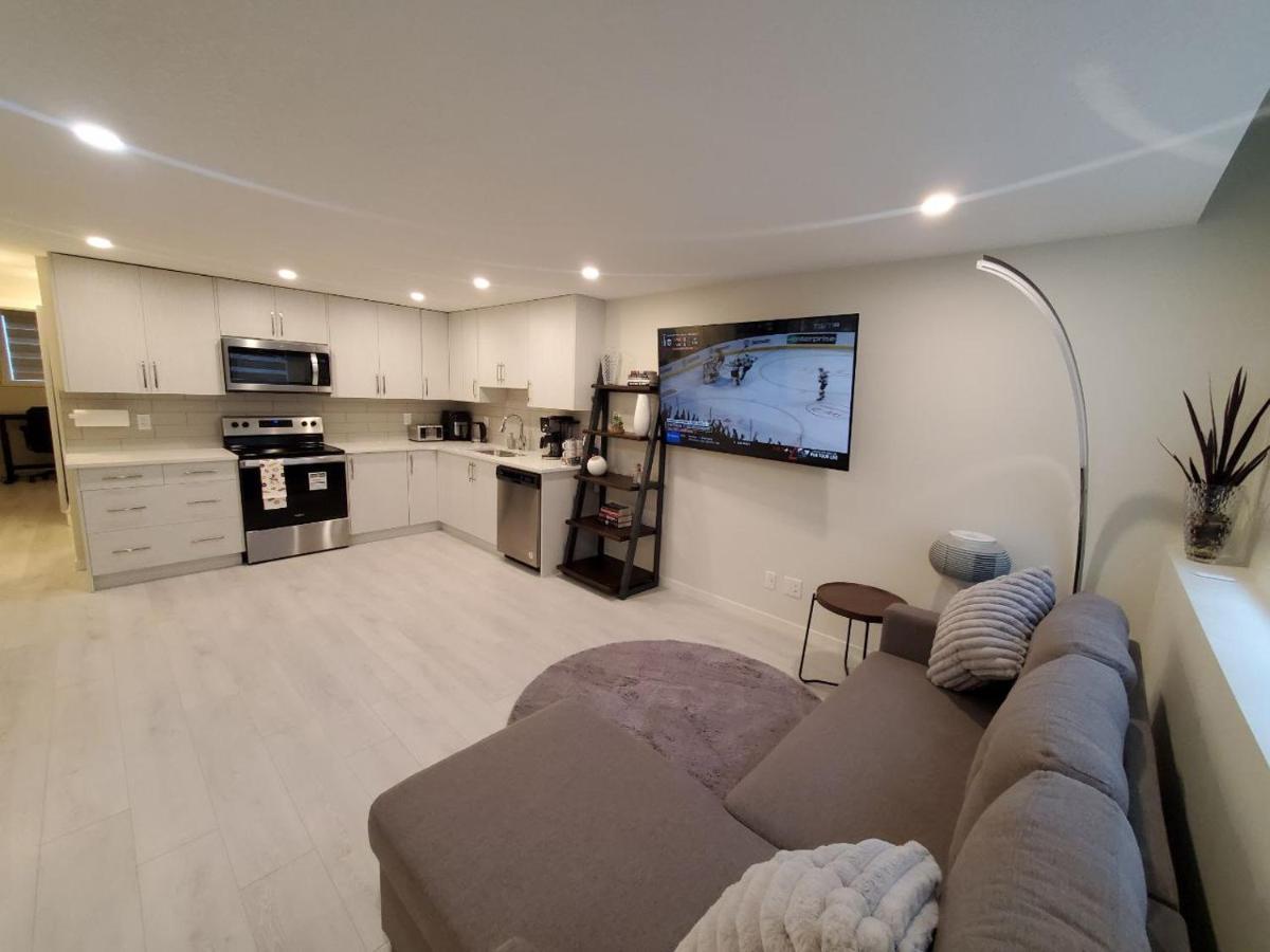 Cozy Rockland Park Unit+Parking Appartement YYC Buitenkant foto