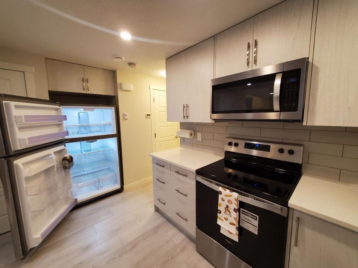 Cozy Rockland Park Unit+Parking Appartement YYC Buitenkant foto