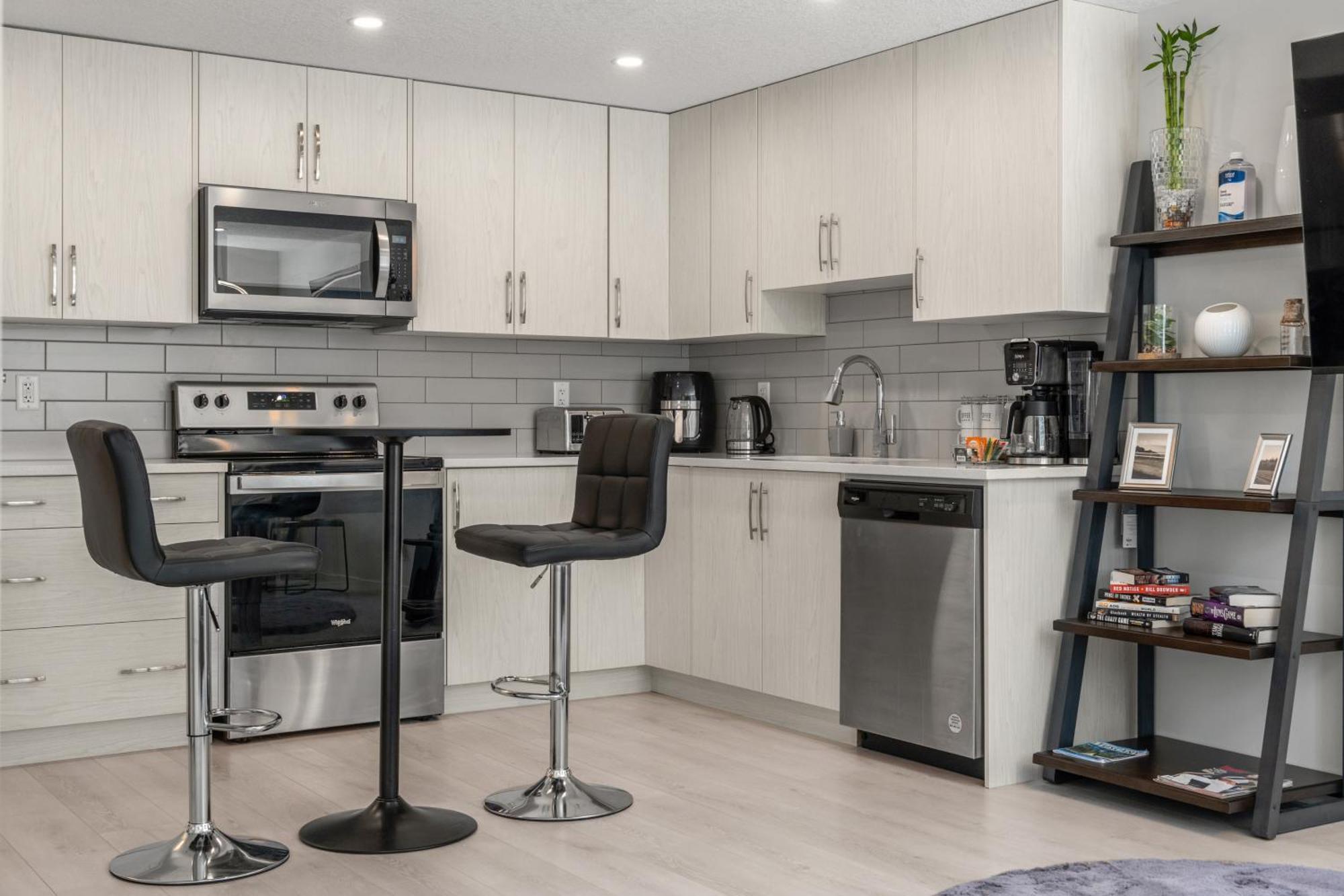 Cozy Rockland Park Unit+Parking Appartement YYC Buitenkant foto