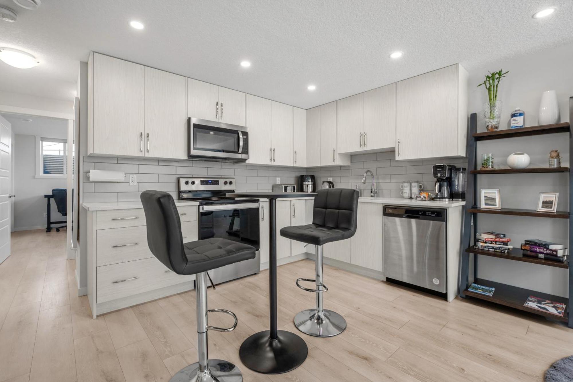Cozy Rockland Park Unit+Parking Appartement YYC Buitenkant foto