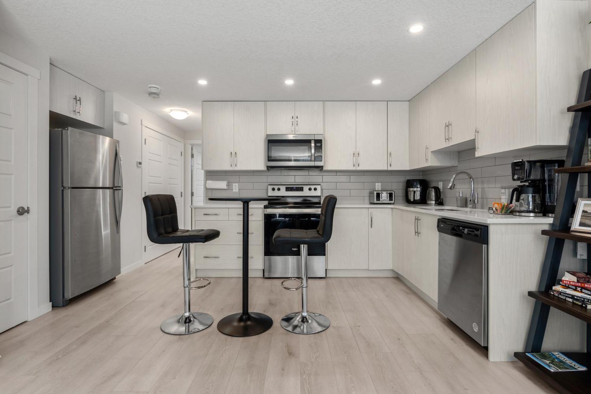 Cozy Rockland Park Unit+Parking Appartement YYC Buitenkant foto
