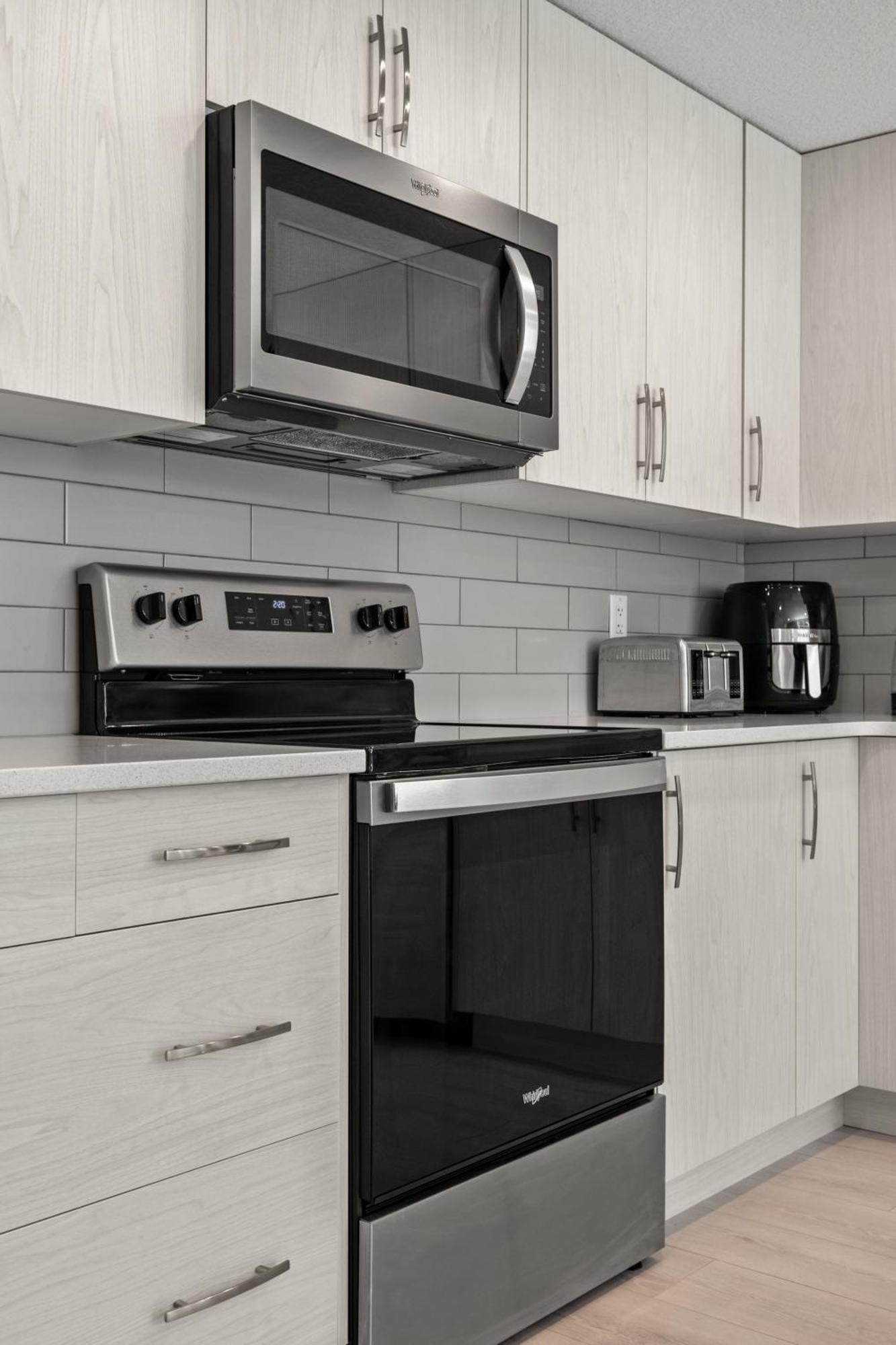 Cozy Rockland Park Unit+Parking Appartement YYC Buitenkant foto