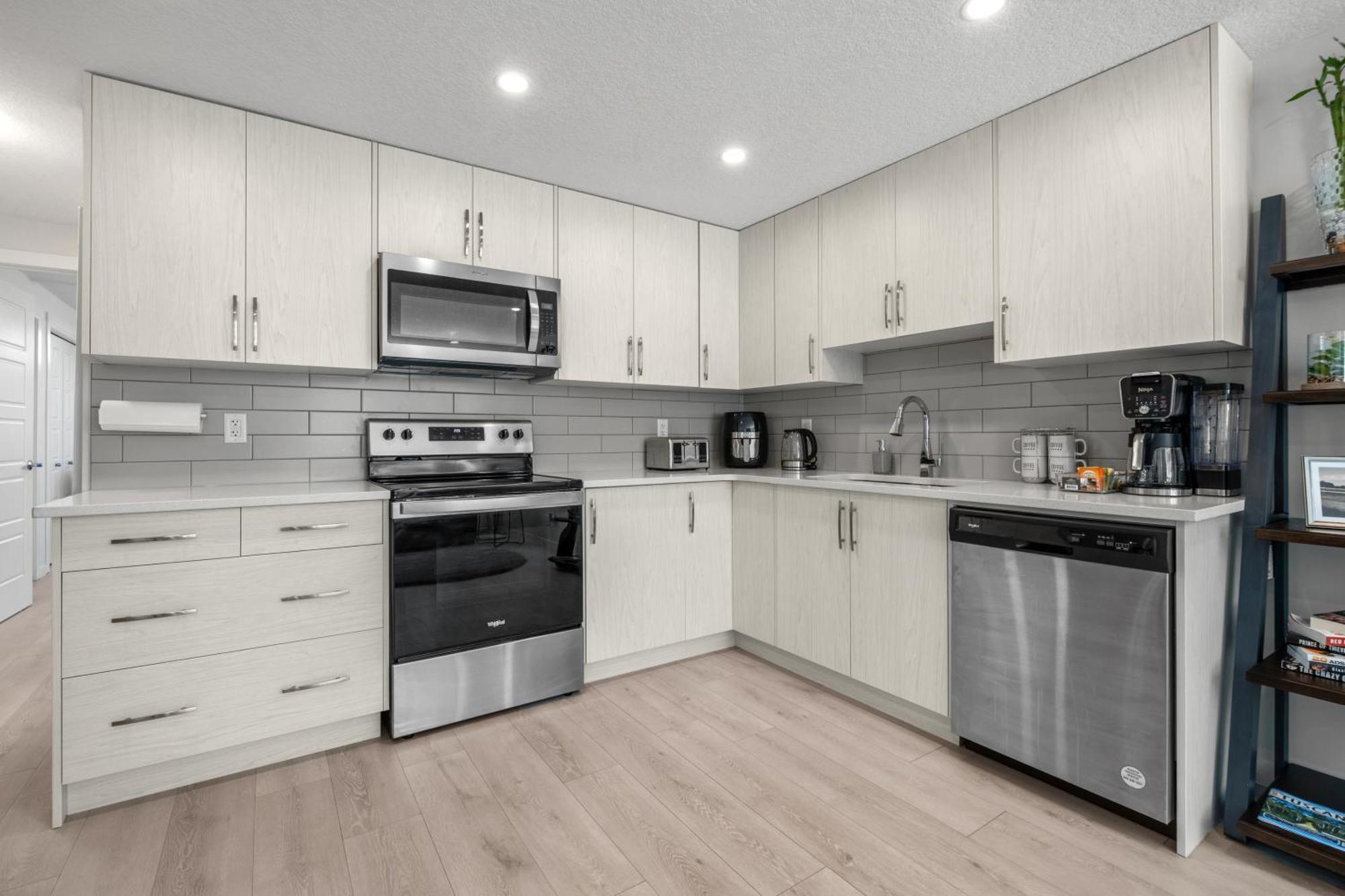 Cozy Rockland Park Unit+Parking Appartement YYC Buitenkant foto