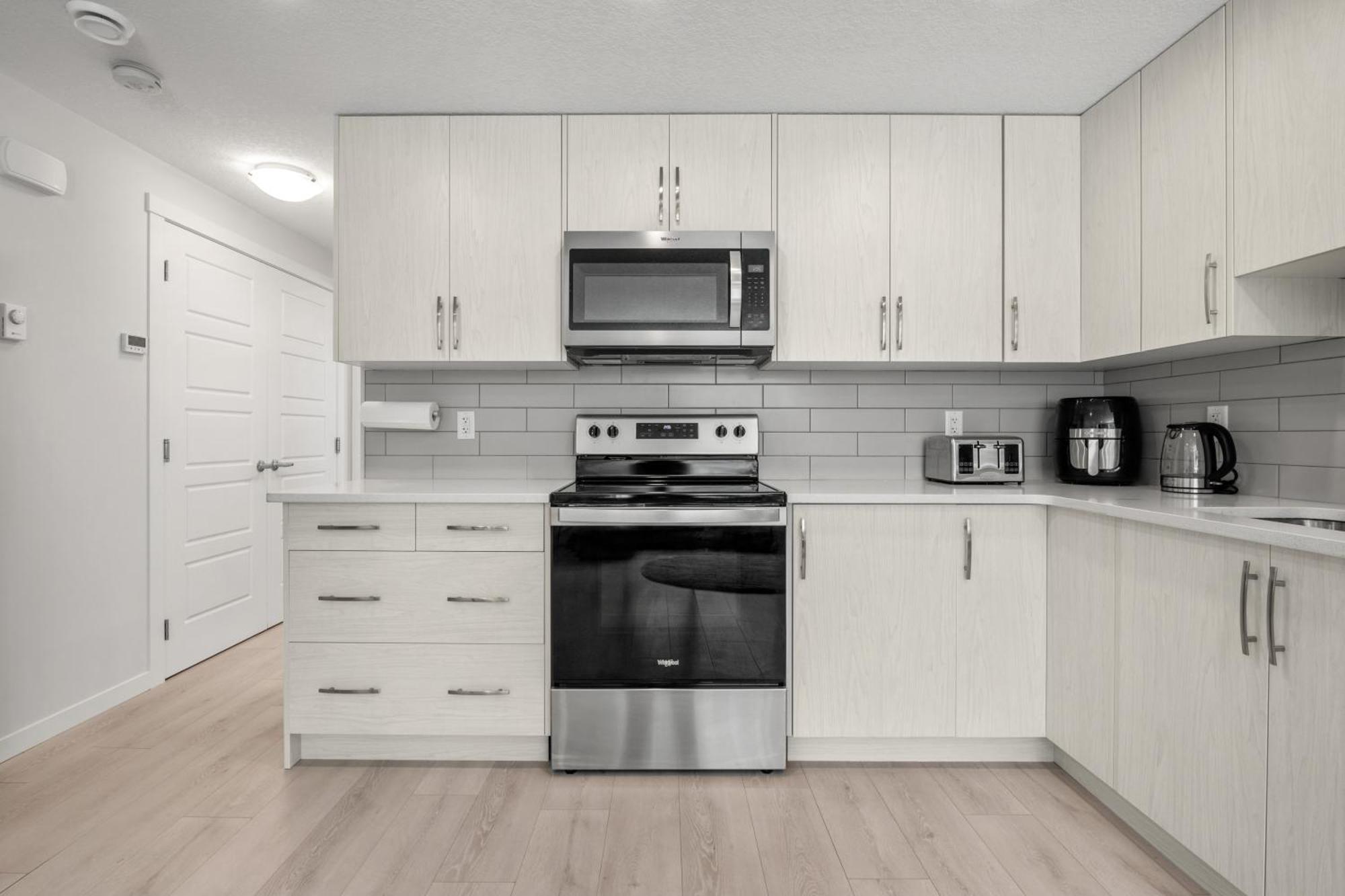 Cozy Rockland Park Unit+Parking Appartement YYC Buitenkant foto